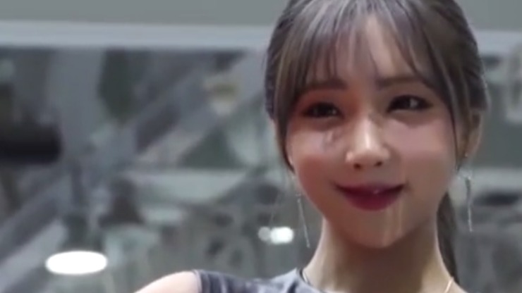 车展上看见的车模小姐姐，这身材够火辣，是心动的感觉！