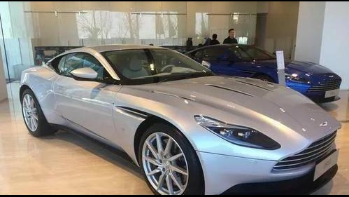 四百万豪车撞了修车要180万？车主：不修了，4S店：必须修！
