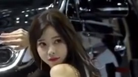 可爱而美丽的车模小姐姐