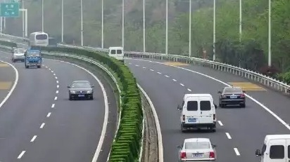 高速上持续行驶3小时，需要去服务区给发动机散热吗？