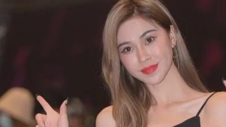 高跟吊带裙美女车模，身材姣好活泼俏皮