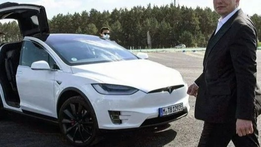 全球首例：特斯拉 Autopilot 撞人致死，车主被按“杀人罪”起诉