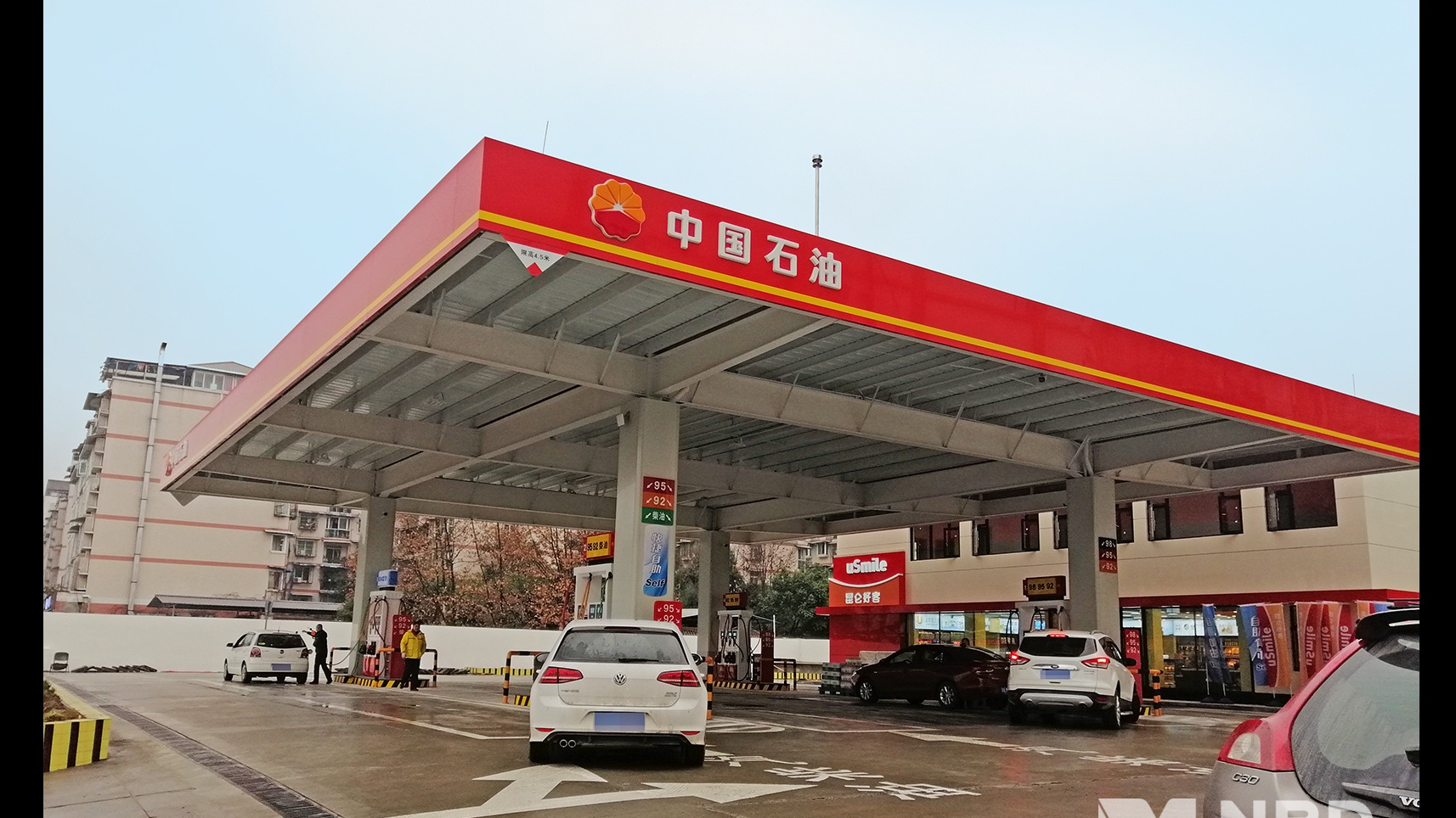 国内成品油价格再下探 多地加油站优惠促销