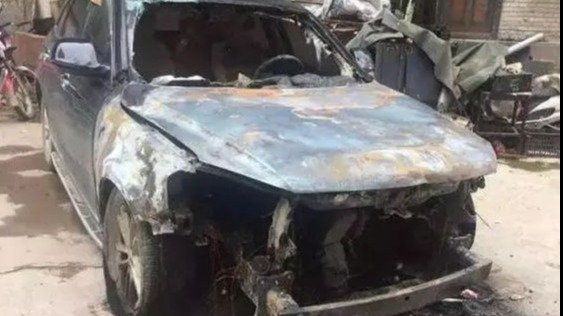 前一天刚提新车，停一晚就成了废铁，4S店：车是你的，找我也没