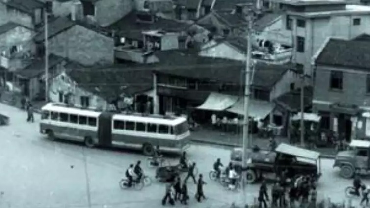 汽油太贵加不起？汽车刚引进来的时候烧木炭，可惜才40公里每小