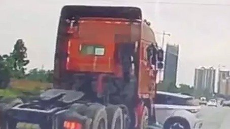 小轿车被重型半挂牵引车推行30多米！司机……