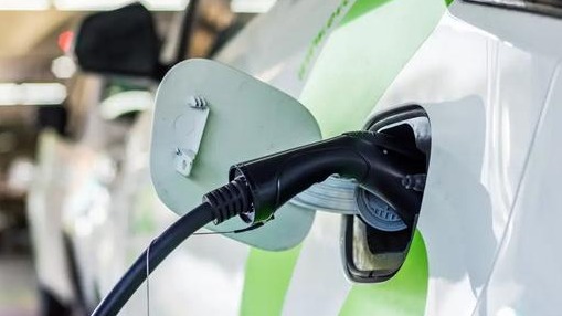 为什么很多人后悔买了新能源车？别光看充电便宜，5个缺点是硬伤