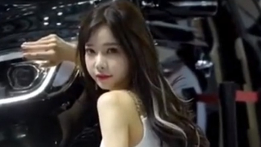 可爱而美丽的车模小姐姐