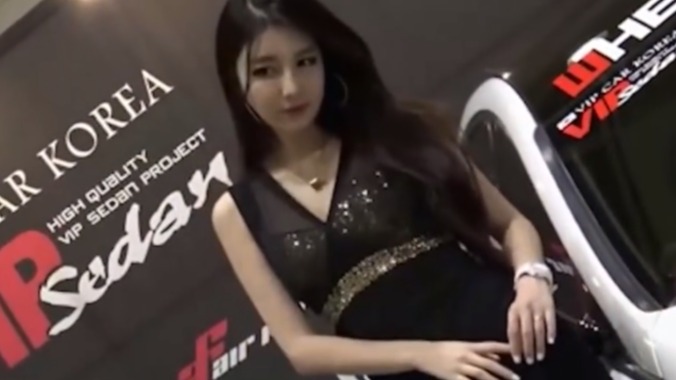 成熟性感的美女车模，一笑一颦如春花绽放