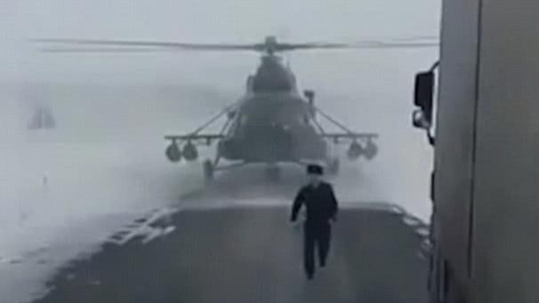 俄军武装直升机公路飙车，轿车油门踩足追不上，公路降落问路同款