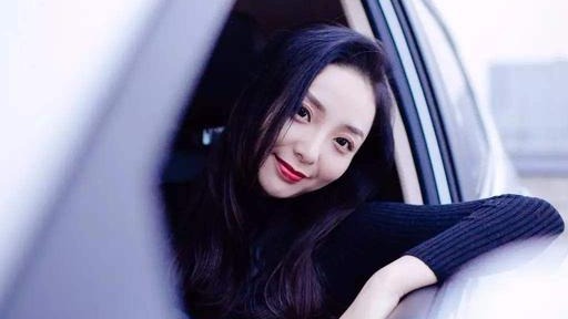 江苏“最狠”女司机上路，车尾挂八个大字无人敢惹
