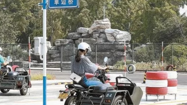 “速成团”两天就能拿驾照？“低门槛”的摩托车驾考令人担忧