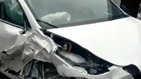 特斯拉连撞11车，车主表示新上牌车辆突然提速导致连环碰撞