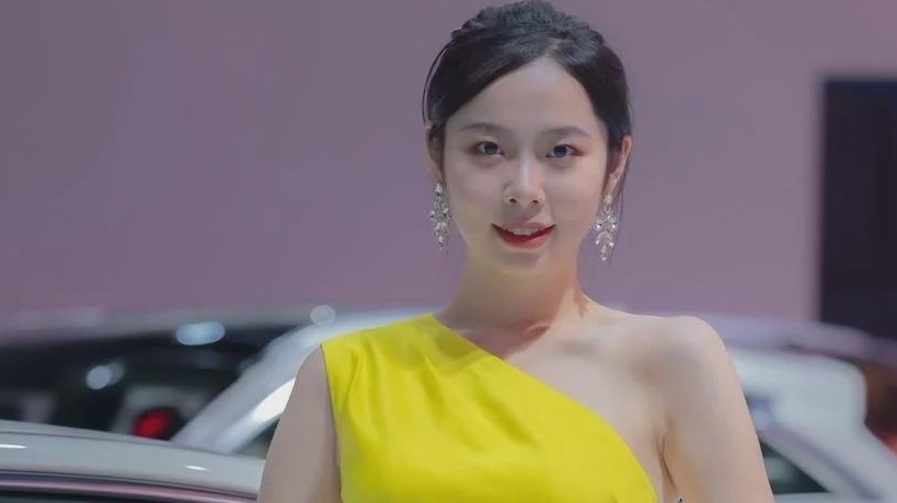 美女车模性感香肩火辣迷人，展现妩媚的魅力！
