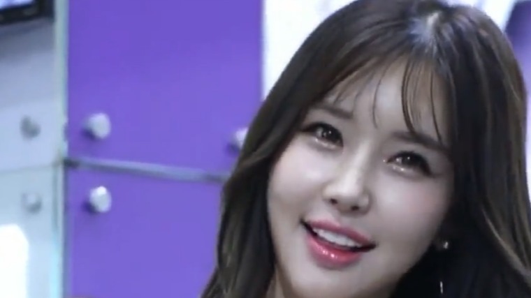 韩国车展上的美女车模，嘟嘴卖萌，让人移不开眼睛！