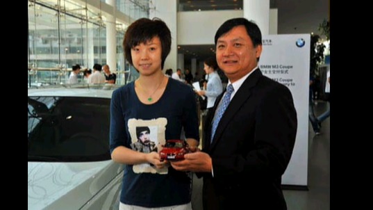 买它图啥？ 打哭日本人的大魔王张怡宁开它接孩子
