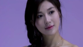 车展上优雅端庄的模特 配上钢琴曲好美