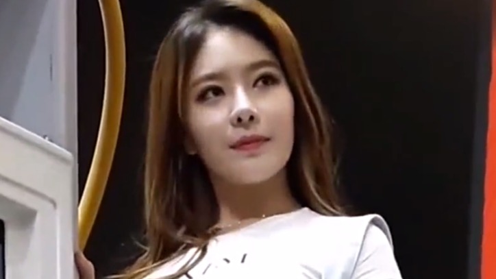 韩国美女车模，穿着大气，皮肤白皙似白雪