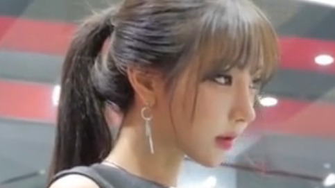 车展现场漂亮车模