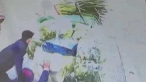 十分暖心!“蔬菜车”掉坑洼，车长和行人伸出援手