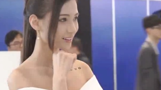 车展上偶遇美女车模，小姐姐长相真甜美