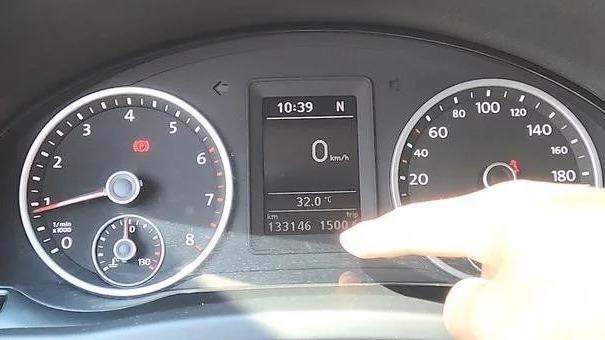 车子跑了十万公里应该做哪些保养，喵哥手把手教你，不要再被坑了