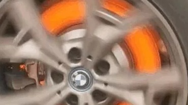 开眼！一宝马车高速行驶未松手刹 四个车轮全磨红了