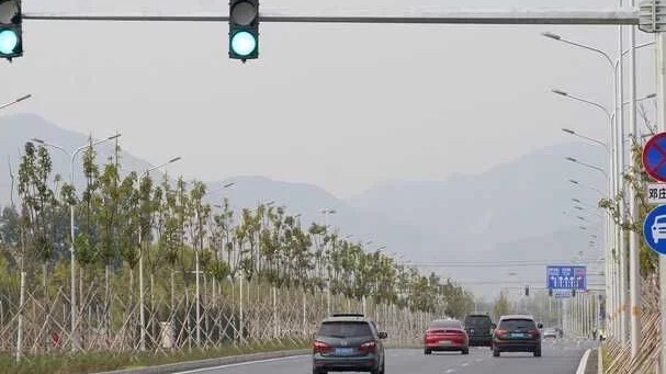 红绿灯变灯前要不要闪一下？提前闪烁让司机有所准备