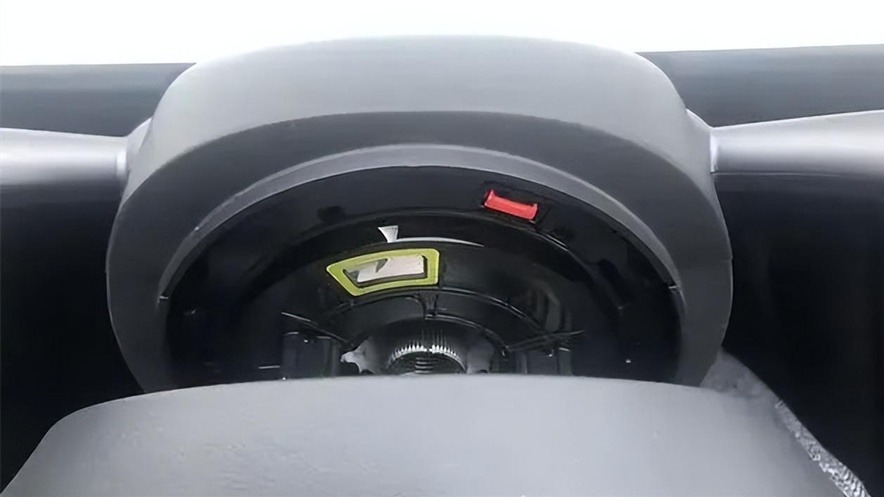 特斯拉新车行驶中方向盘脱落 这是马斯克口中没有方向盘的车？