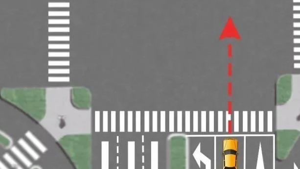 这种情况算闯红灯，还是不按导向车道行驶？