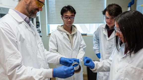 研究人员将沥青转化为碳纤维 使电动汽车更高效安全