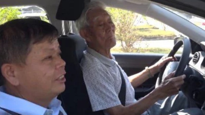 厉害!仅用时俩月，88岁大爷高分考取驾驶证!