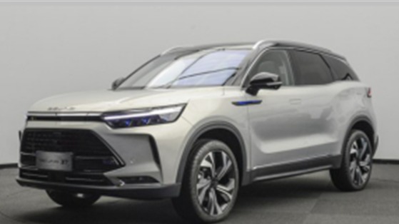 嚣张车企 竟找来女排小姐姐在车里打球