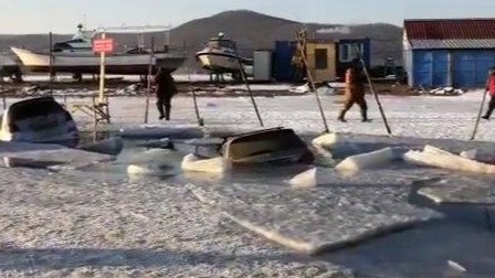 俄罗斯海面冰层破裂 30多辆汽车掉入海中