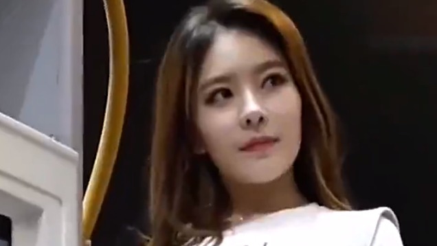 韩国美女车模，穿着大气，皮肤白皙似白雪