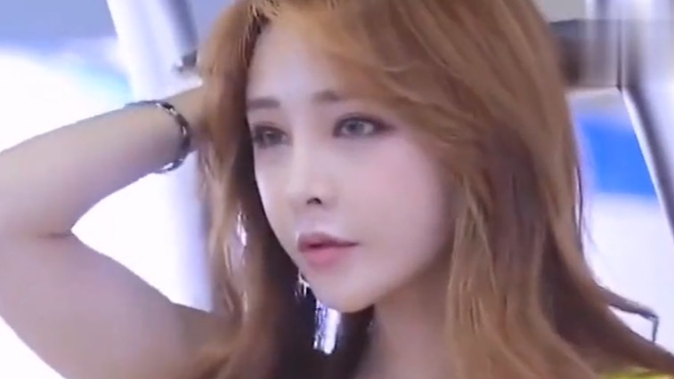 韩国美女车模，小姐姐的倾世容颜，吸引众人的目光！