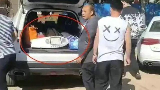 大衣哥的儿子已订婚，上次买的是奔驰，这次会买什么车？