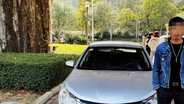 驾校教练带学员上路练车，交警一查：竟无驾照！