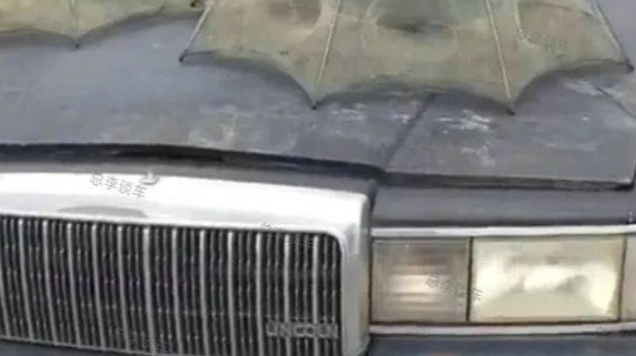 6辆废弃的经典名车，牌照均为黑牌88888，车型一辆比一辆经典