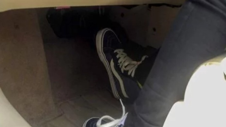 驾驶汽车，到底是该斜踩油门还是斜踩刹车?别等出了事才知道!