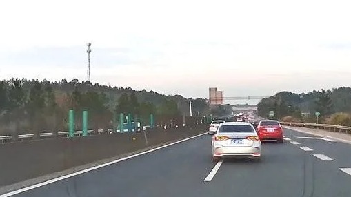 高速上前车突然急刹车咋办？这才是正确做法，学会了可以救命