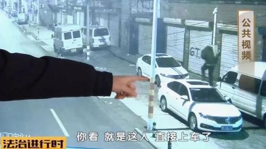 街头惊悚一幕：男子大半夜竟然在车顶上飞奔，造成多车损坏