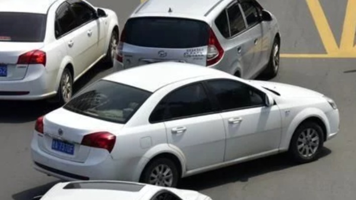 若前车加塞后车故意撞上去，谁是全责?交警:别怪我没提醒