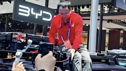 接棒“余大嘴”？“批评”理想、教育安聪慧......，周鸿祎到处指点车圈“大佬”