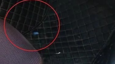 车停路边没锁 脚垫现黄色液体!车主怒了:是谁这么缺德?