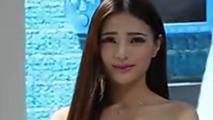 车展火辣车模秀长腿比拼颜值