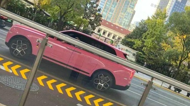 理发需要跑那么远？王思聪开库里南到杭州理发，车子颜色太抢眼