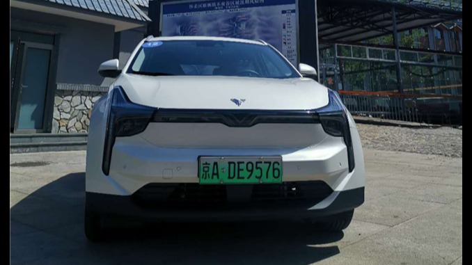 一辆像哪吒的汽车 开着哪吒U无里程焦虑只有快乐