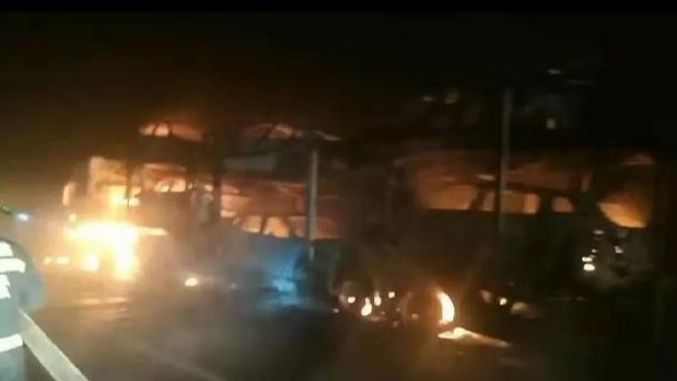 突发！京哈高速大挂车起火，车上拉载的7辆轿车烧成空壳