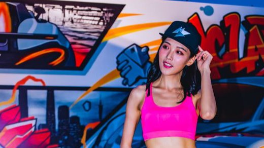 韩国美女车模吊带背心牛仔热裤秀小蛮腰大长腿